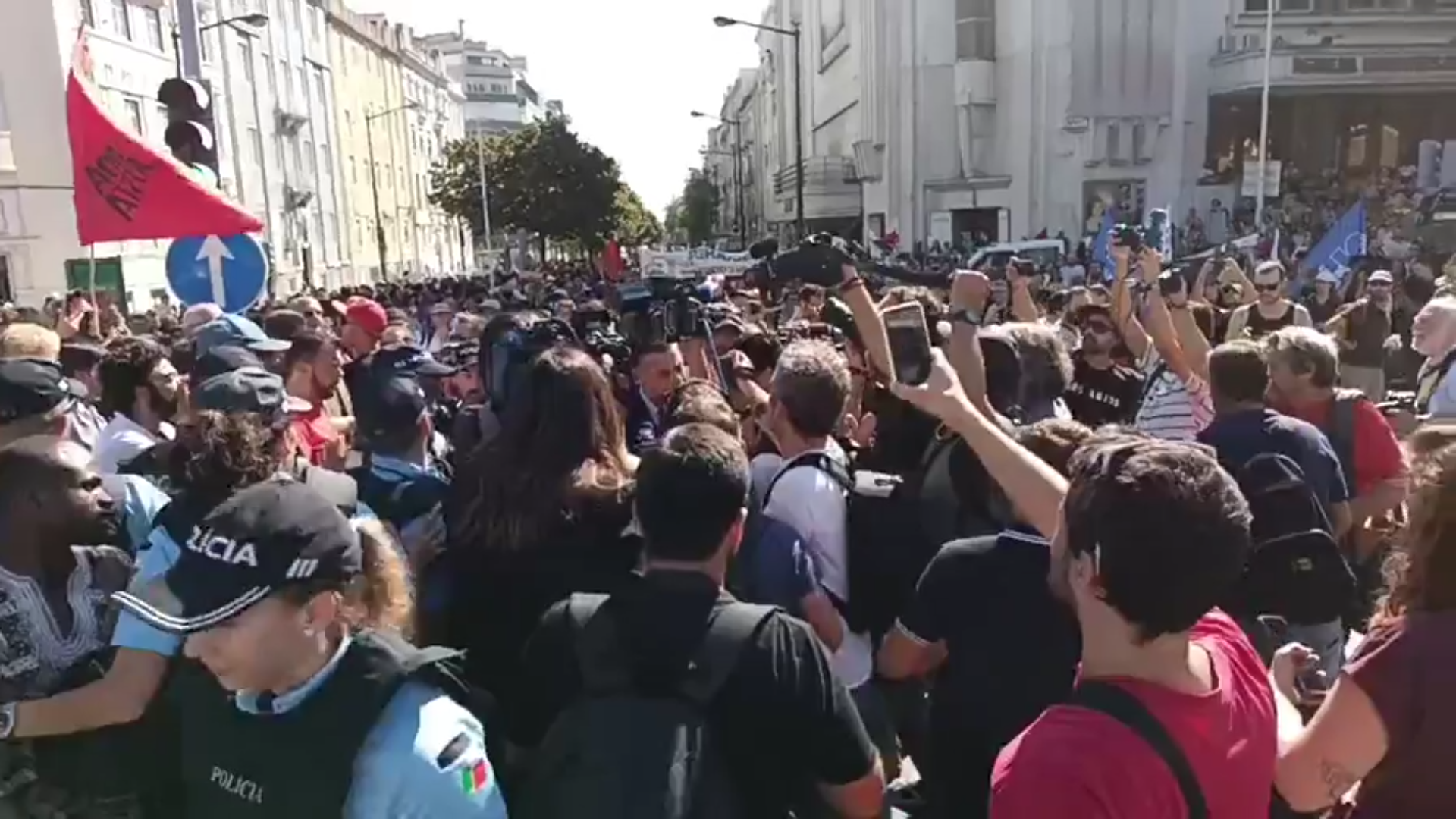 [Lisboa] “Não passarão!” Grupo de fascistas afastado da manifestação Casas Para Viver