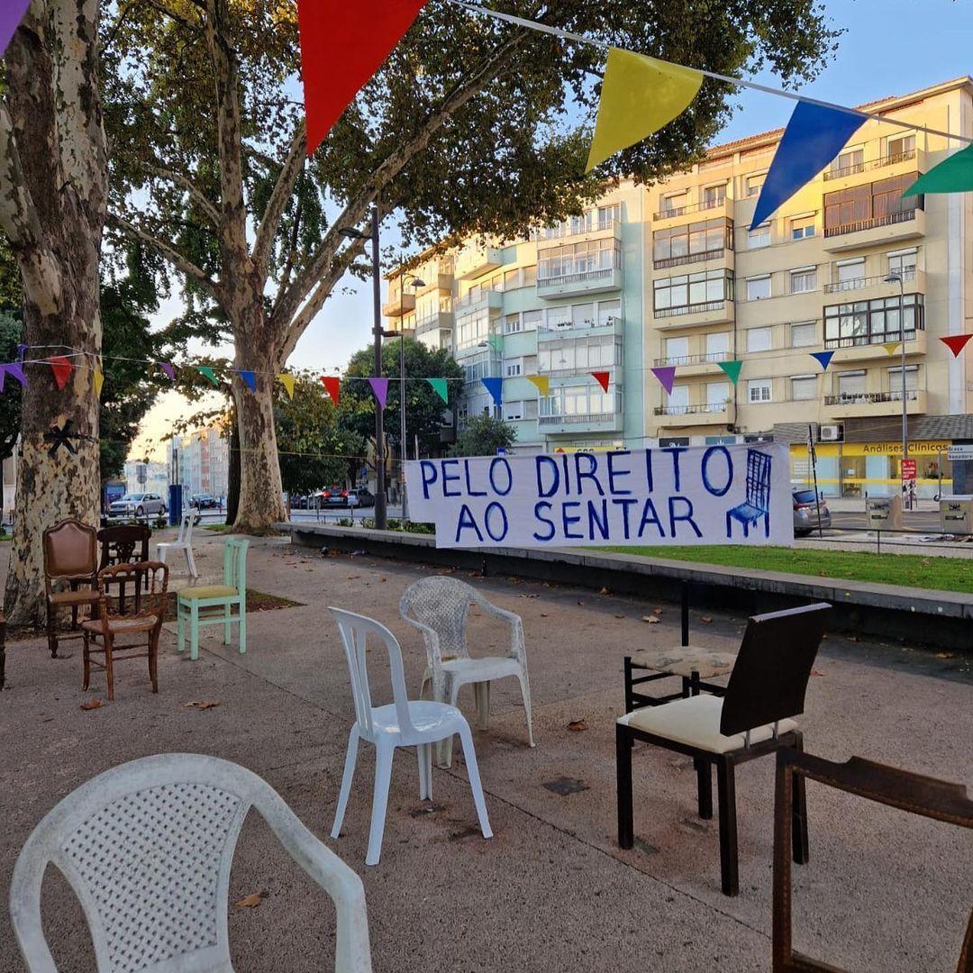 Pelo Direito ao Sentar! “Infraestrutura Pública” instala cadeiras na praça Paiva Couceiro