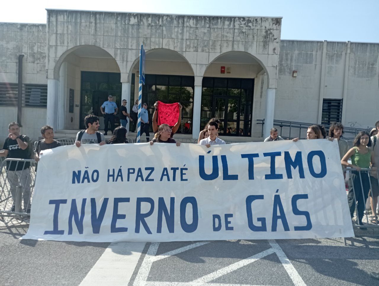 17 ativistas pela Justiça Climática detidas em bloqueio ao conselho de ministros