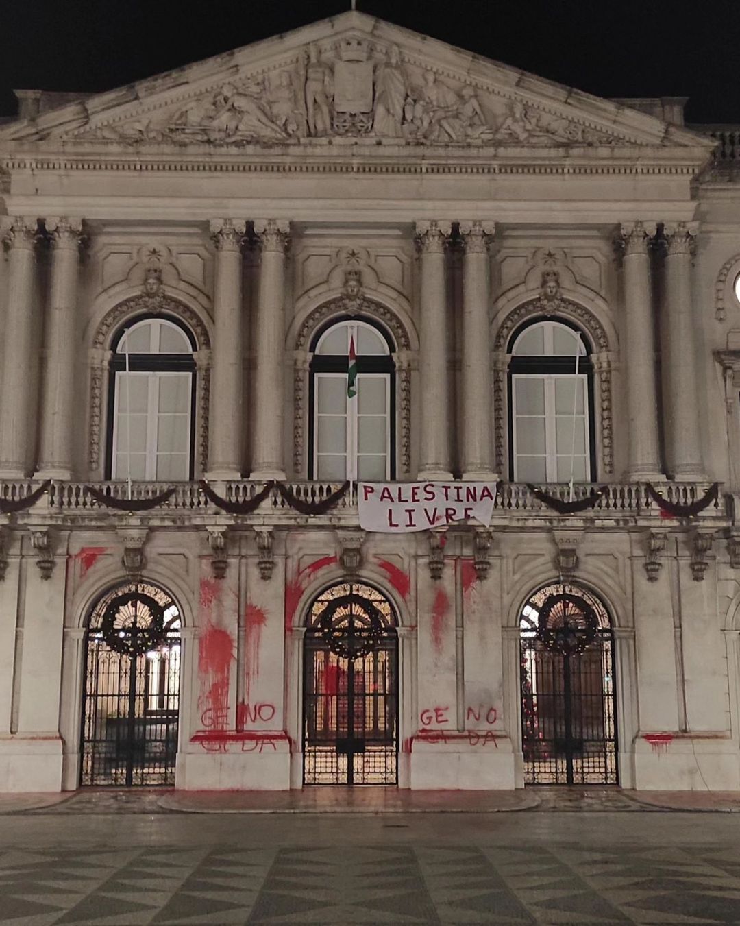 “Carlos Moedas e a Câmara Municipal de Lisboa apoiam o apartheid israelita” – Ativistas hasteiam bandeira da Palestina e pintam fachada da CML
