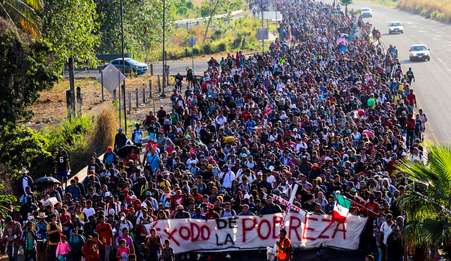 Êxodo da Pobreza: Caravana Migrante com 10.000 pessoas percorre o México em direção aos E.U.A.