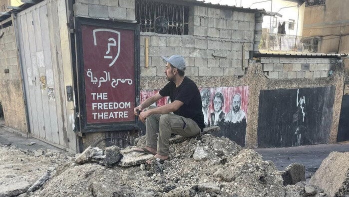 Israel invade o Freedom Theatre no campo de refugiados de Jenin; o diretor fala depois de ter sido preso e espancado