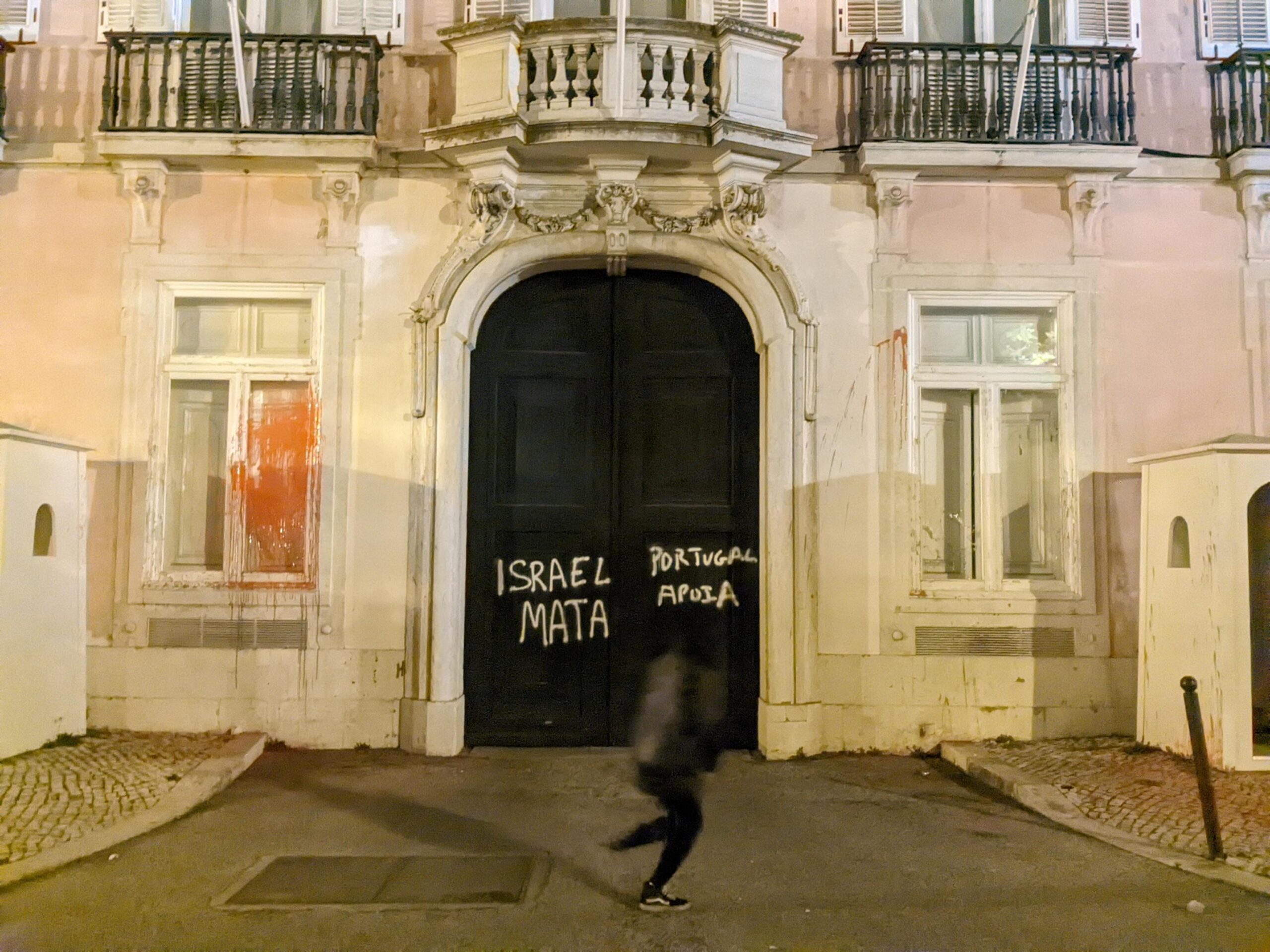 Fachada pintada e janelas partidas no Ministério dos Negócios Estrangeiros, denunciado como genocida