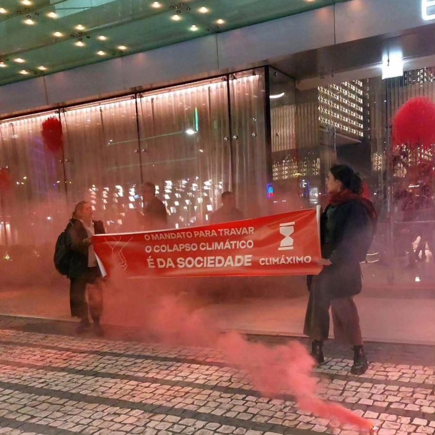 “Não há vitória ao garantir o caos climático”: Apoiantes do Climáximo interrompem a celebração da AD e pintam o hotel onde se encontravam