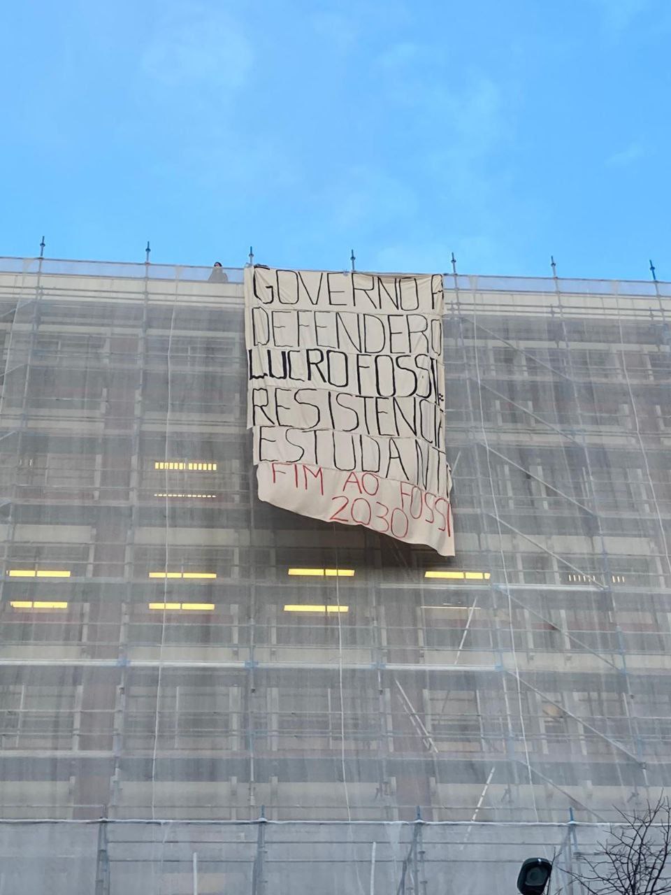 Estudantes abrem faixa no topo do Banco de Portugal, prometem que “não vão dar paz” ao governo até ao fim dos combustíveis fósseis